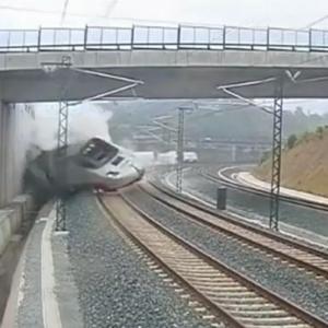 Trem descarrila e mata passageiros na Espanha