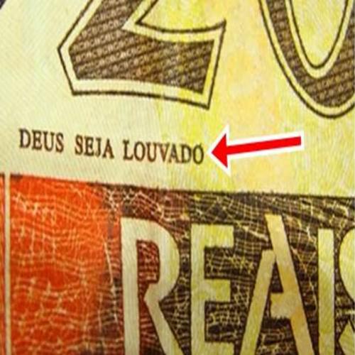 Por que a frase “Deus seja louvado” está escrita nas cédulas?