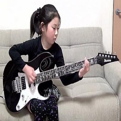 Inacreditável menina de 8 anos toca Guitarra melhor que muito marmanjo