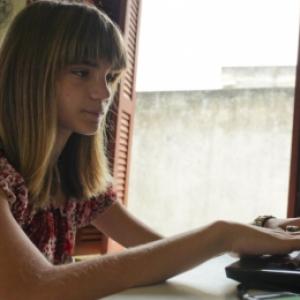 Garota que criou Facebook sobre falhas de escola tem casa apedrejada 