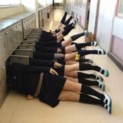 Estudantes japoneses fazendo doideiras