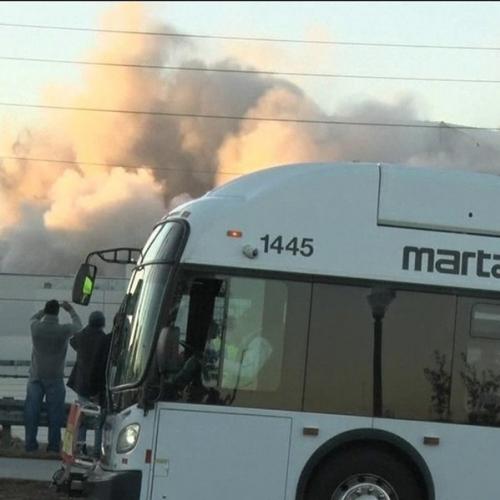 Ônibus atrapalha cinegrafista que filmava implosão de estádio nos EUA