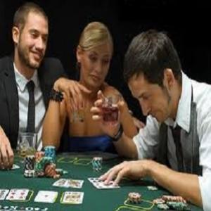 Otário aposta a mulher no poker e perde