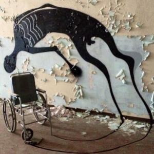 Pinturas de sombras em um hospício abandonado