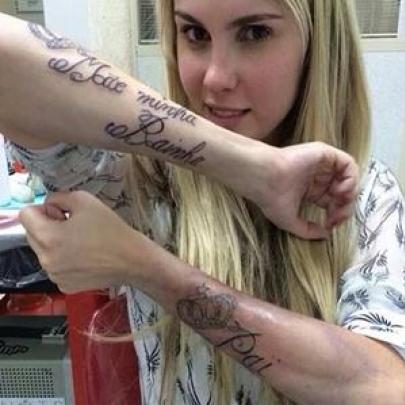 Bárbara Evans faz tatuagem em homenagem à mãe, Monique Evans