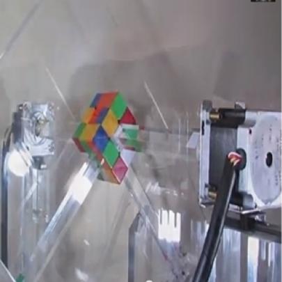 Veja o que um robô pode fazer com um cubo mágico