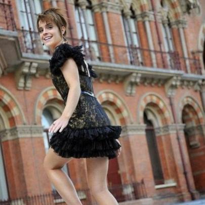 Emma Watson em Londres com sua mini saia. (4 fotos)