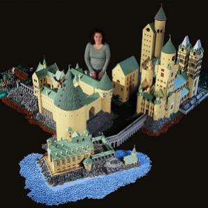 Mãe constrói réplica de Hogwarts com 400 mil peças de lego pros filhos