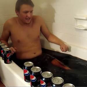 Tomando banho com 300 latinhas de Pepsi
