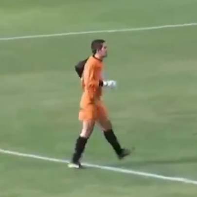 Olha o golaço desse goleiro, no fim do jogo, com o time perdendo.