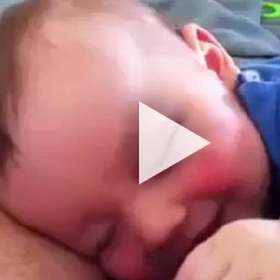 Bebê rindo enquanto dorme
