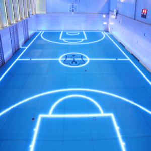 Quadra poliesportiva com piso de LED que se adapta ao esporte