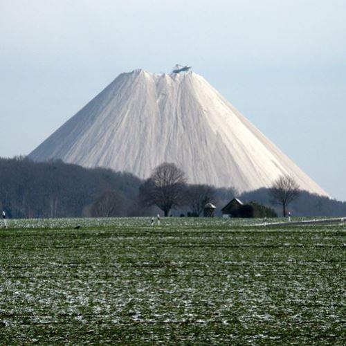 Monte Kali, a montanha branca de sal
