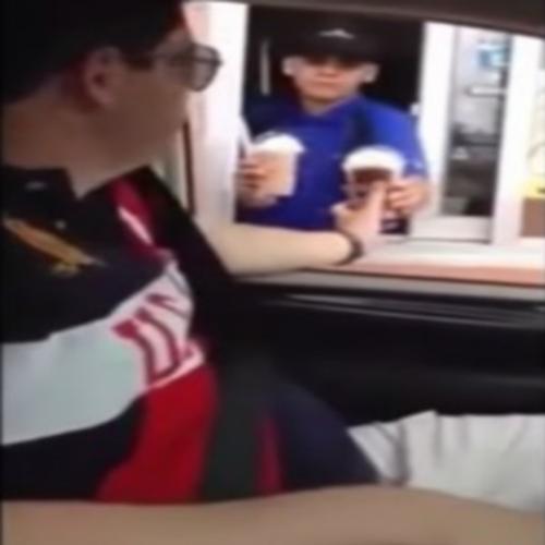 Brasileiro de atrapalha todo no Drive-Thru internacional