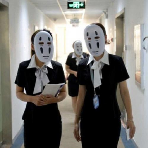 Chineses cansados trabalham com máscaras