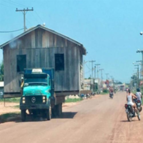 Homem muda de casa no Amazonas, mas leva a casa junto