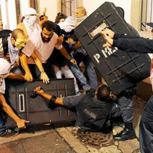 Manifestantes espancam policial no Rio de Janeiro