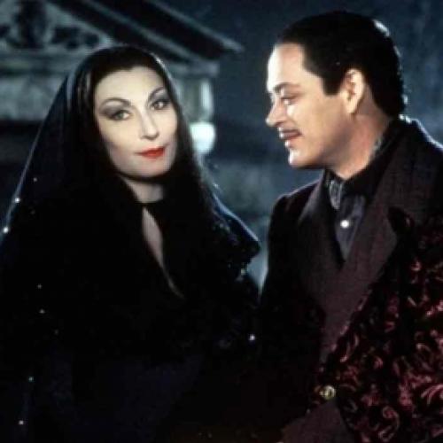 A Família Addams: Atriz que interpretou a Mortícia Addams completou 71