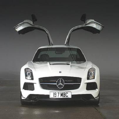 O supercupê SLS AMG Black Series aterrissa no Brasil