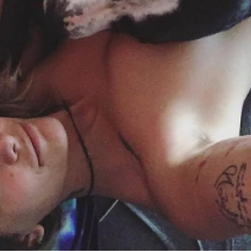 Filha de Michael Jackson posa de topless com seus cachorros.