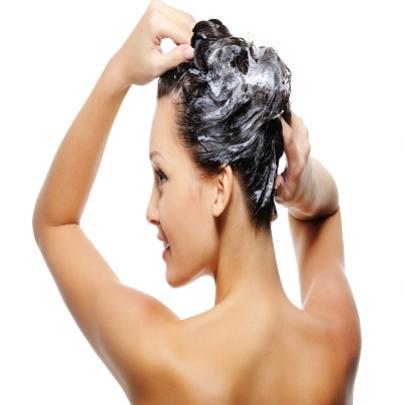 Lavar os cabelos evita a queda