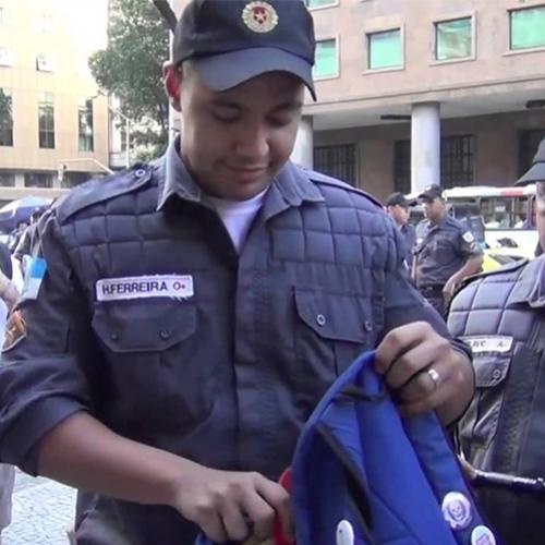 Policial toma choque ao revistar mochila de manifestante