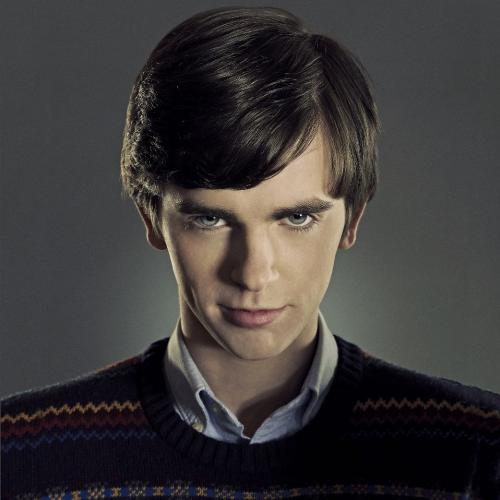 Freddie Highmore perde a cabeça quando roubam seu papel em Bates Motel