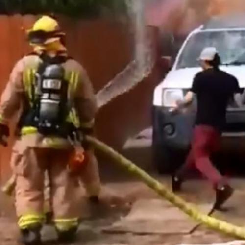 Homem ignora bombeiros e entra em incêndio, veja o porque