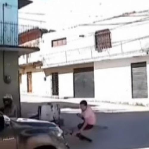 Jovem quase é atropelado duas vezes