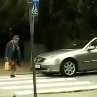 Vovó marrenta atravessando a rua
