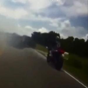 Motociclista voa longe após acidente impressionante