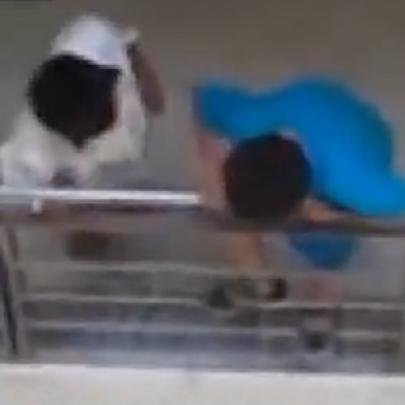 Garoto cai de sacada em 'brincadeira'