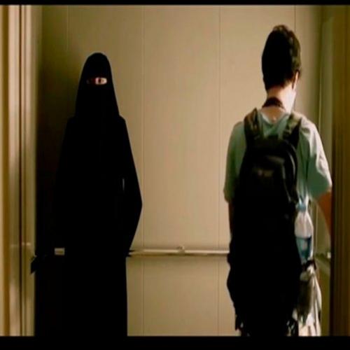 Muçulmana fica presa com um homem no elevador