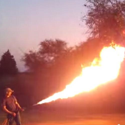 Maluco testando seu lança-chamas caseiro