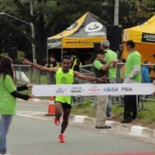 Atleta do Palmeiras é campeão das 15 milhas na Maratona Internacional 
