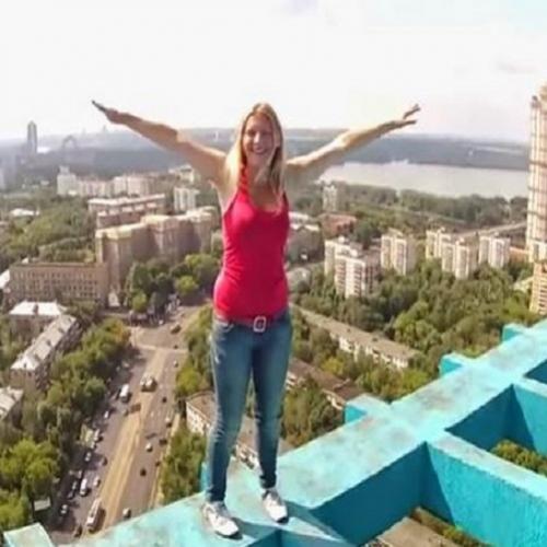 Beldade russa desafia a morte caminhando no topo de um prédio.
