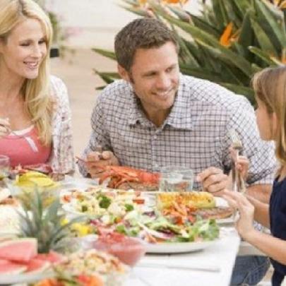 Refeições em família ajudam crianças a comer mais frutas e vegetais