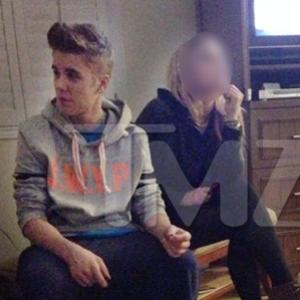 Fotos de Justin Bieber com suposto cigarro de maconha.