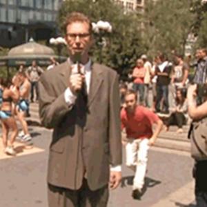 Homem desce as calças de reporter ao vivo