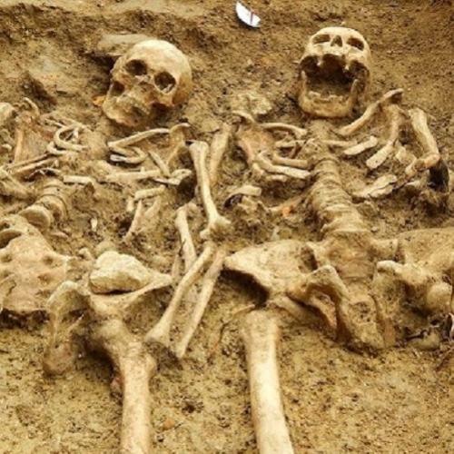 Descobertos esqueletos com 700 anos de mãos dadas