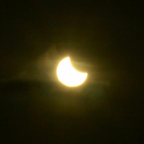 Em fotos: eclipse solar parcial é observado no Nordeste do Brasil