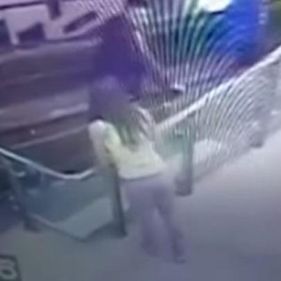 Adolescente salta do segundo andar de shopping para resgatar celular