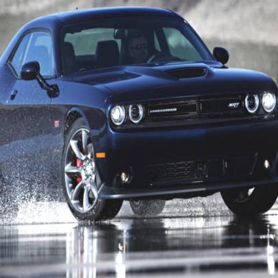 Dodge revela dupla nervosa: Challenger SRT e Hellcat 2015