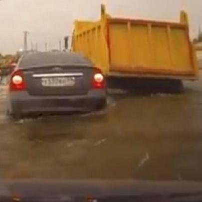 Carros passando na ponte mais perigosa do mundo na Rússia