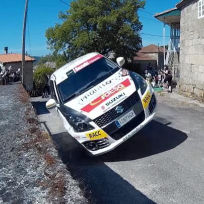 Durante Rally, um piloto realiza manobra épica e evita acidente
