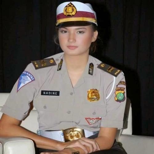 Como é uma policial na Indonésia...