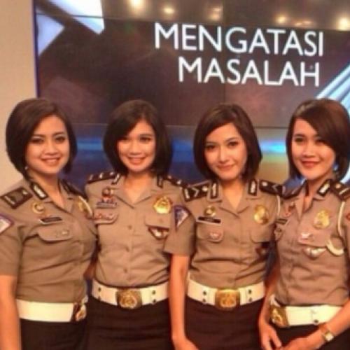 Teste de virgindade na seleção para polícia feminina na Indonésia.