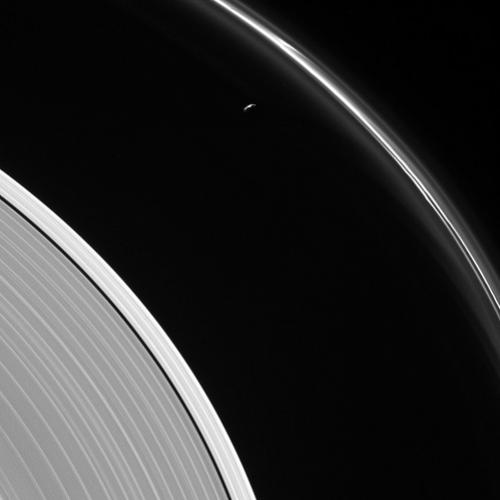Prometeu e o ‘fantasmagórico’ anel F, de Saturno