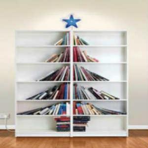 Árvore de Natal criativa feita com livros e um móvel