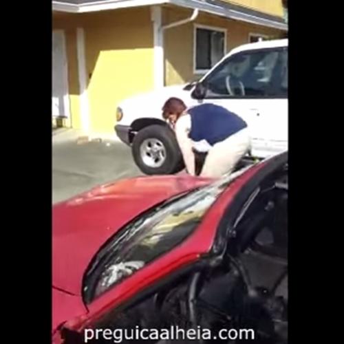 Mulher traída quebra o carro do marido